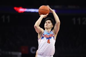 中国乐鱼体育-外线手感不错！伊力福拉提三分2中2拿8分3板 反击空篮不中五大囧