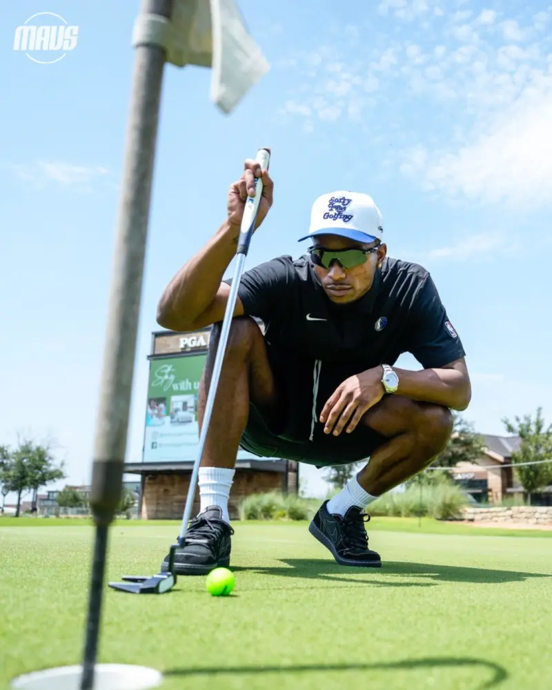 体育赛事-独行侠官媒晒出PJ-华盛顿与布兰登-威廉姆斯打高尔夫照片