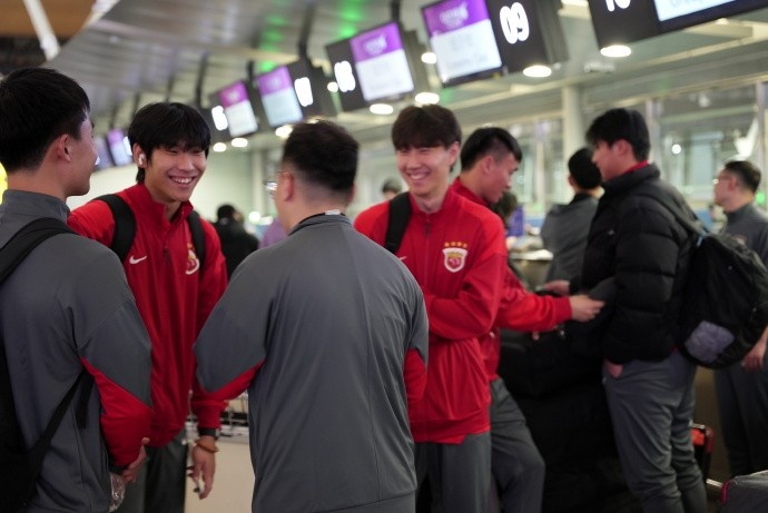 海港跟队晒照：此前有伤在身的李新翔随队前往迪拜冬训